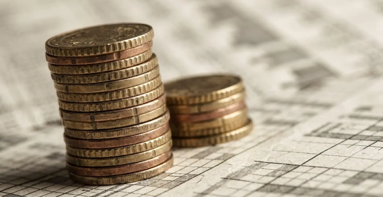 Comparaison visuelle entre le revenu net en micro-entreprise et au régime réel pour un entrepreneur débutant