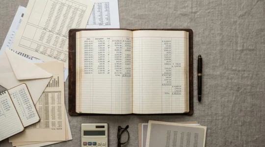 Concept de tenue de comptabilité rigoureuse pour auto-entrepreneur, symbolisant la conformité et la sécurité lors des contrôles URSSAF